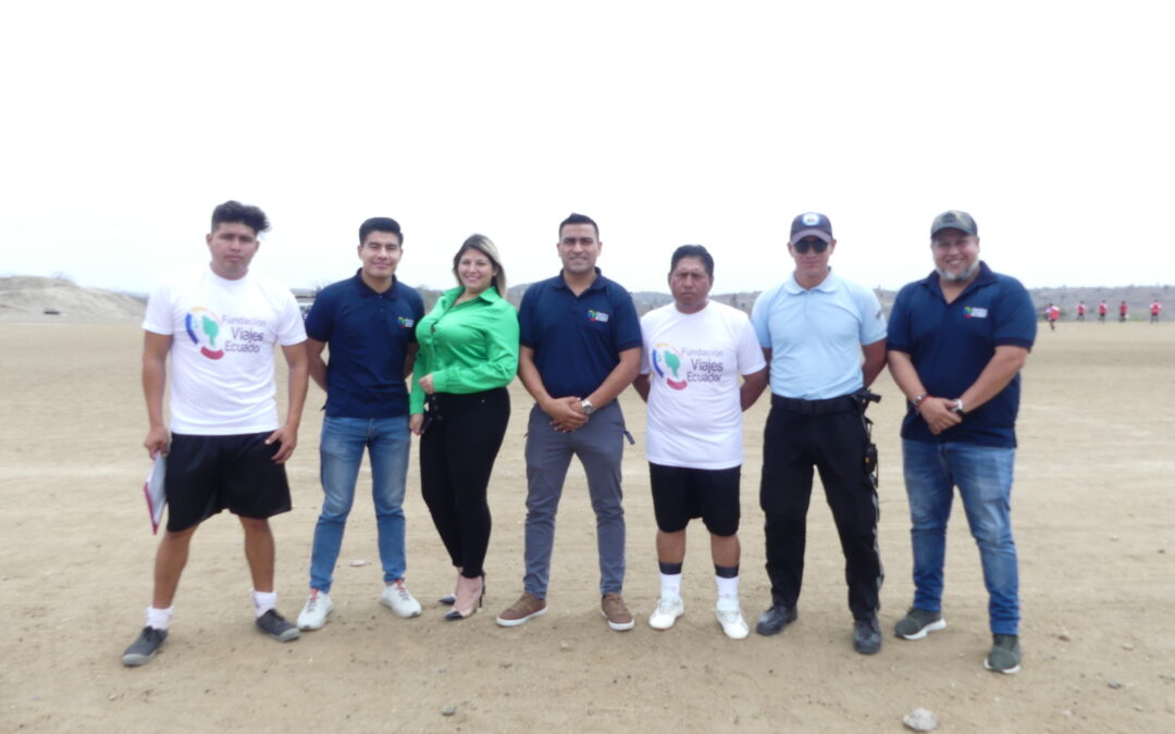 DONATIVO DE UNIFORMES DEPORTIVOS EN LA COMUNA SAN VICENTE | Fundación Viajes Ecuador