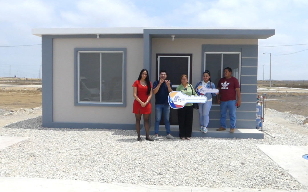 RECIBIO SU VIVIENDA COMO REGALO DE CUMPLEAÑOS | Urbanización Centro de Viajes Ecuador